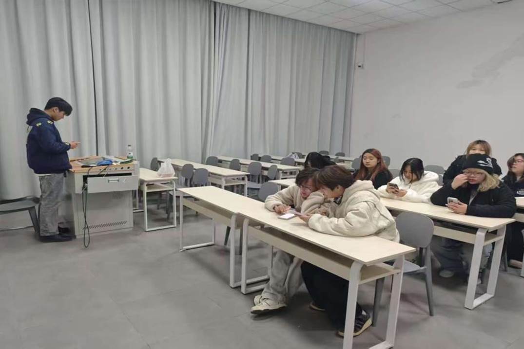 一群人坐在桌子前AI 生成的内容可能不正确。